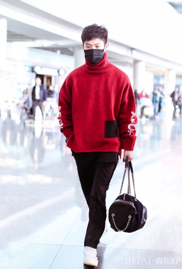 马伯骞拎个瘪气的皮球包?看到后笑喷了!